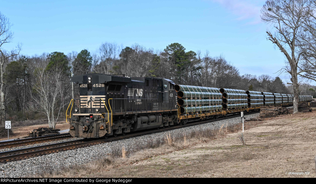 NS 4528 working as a DPU pushing pipes through the area